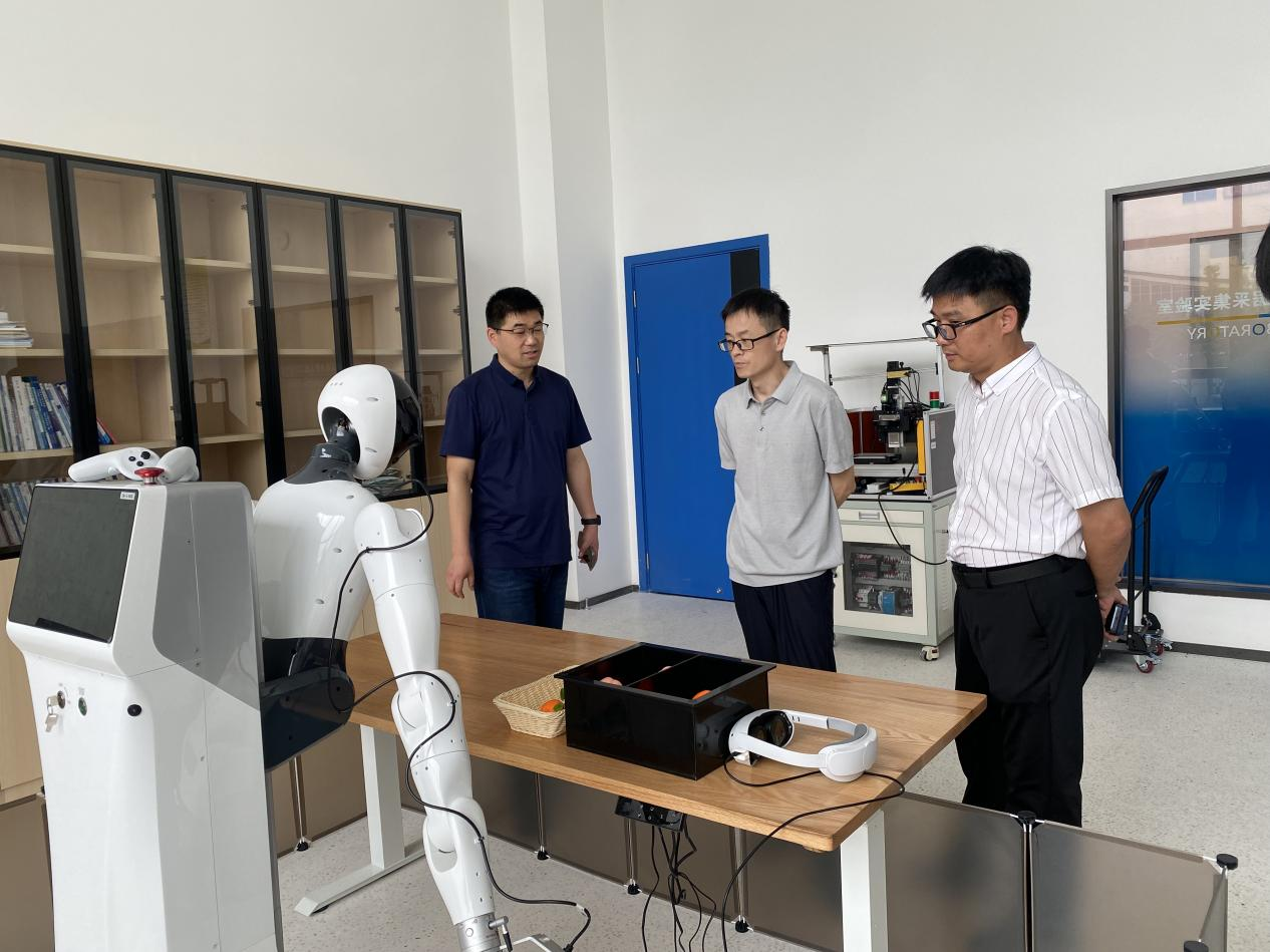 调研团队首先参观了湖州职业技术学院具身智能工程技术应用实践中心。该中心已建成7个实训室与4个专业实验室，覆盖虚拟仿真、数据采集、机器人控制与实操训练等多个环节，形成了较为完整的具身智能实践教学体系。